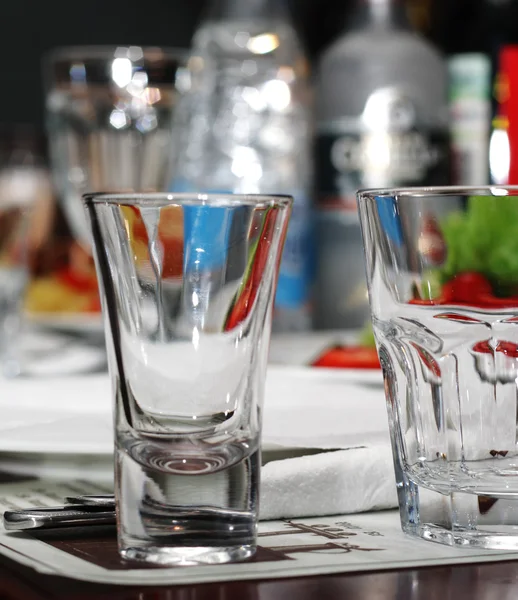 Vasos vacíos en mesa de banquete —  Fotos de Stock