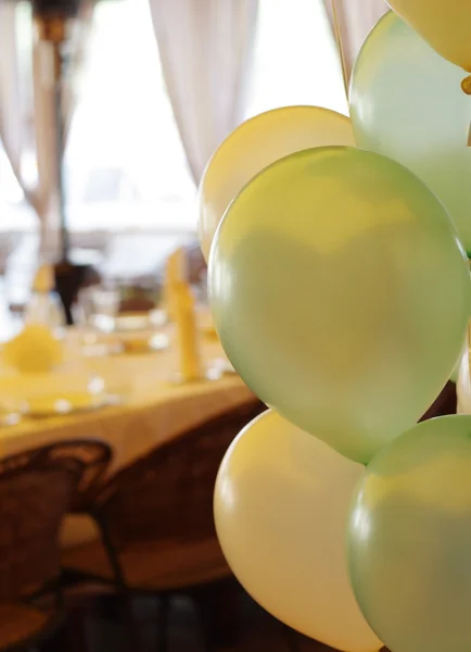 Ballon en vieren tabel op achtergrond. Focus op ballon — Stockfoto