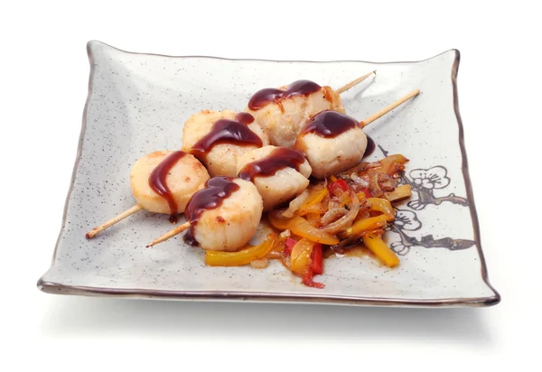 Горячая японская еда на тарелке — стоковое фото