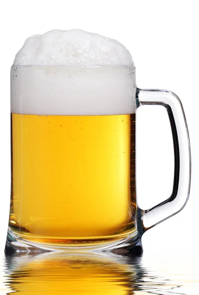 Tazza di birra in acqua — Foto Stock