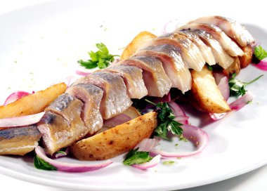 Balık Fırında patates ile dilimlenmiş