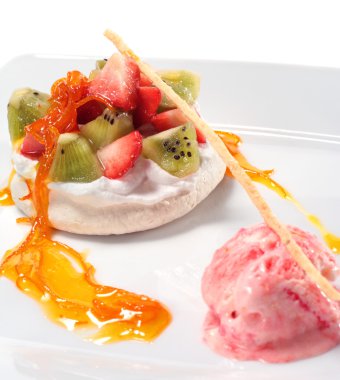 Kremalı krema ve taze böğürtlen