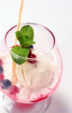 tatlı - dondurma ve taze çilek