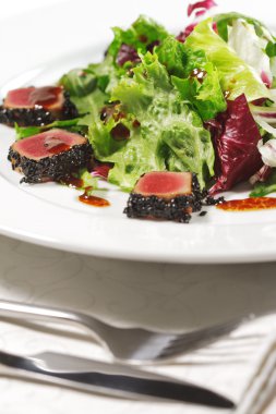 salata - ton balıklı sebze yaprak ile