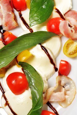 salata - Mozzarella peyniri ile domates