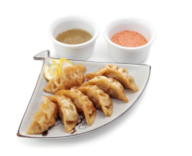 bir tabakta sıcak Japonya gıda