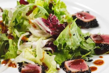 salata - ton balıklı sebze yaprak ile