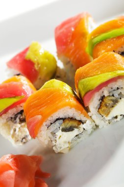 Gökkuşağı Maki sushi - roll