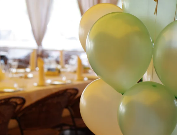 Ballon en vieren tabel op achtergrond. Focus op ballon — Stockfoto