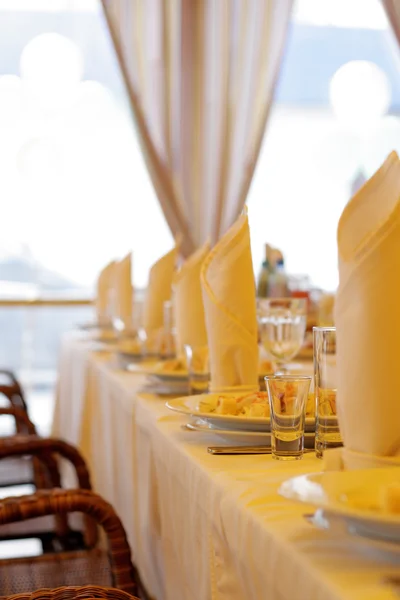 Servies en glazen op feestzaal tafel — Stockfoto