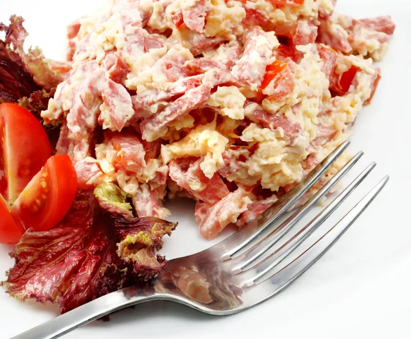 Салат из копченого мяса — стоковое фото