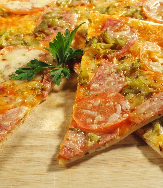 Stück Fleischpizza — Stockfoto