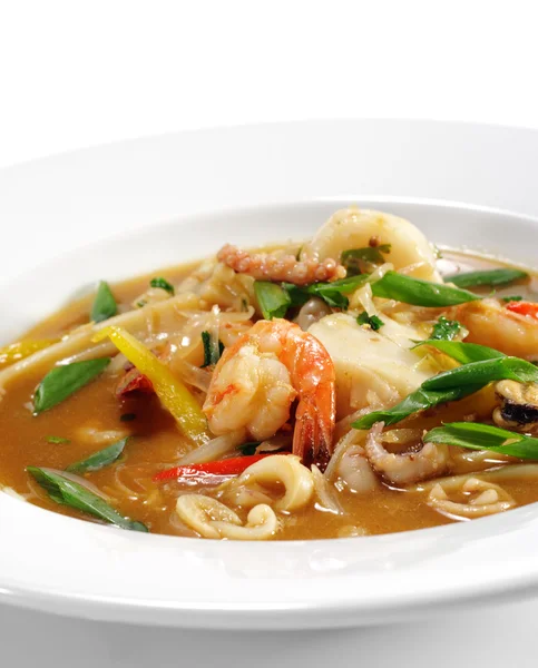 Острый тайский суп из морепродуктов — стоковое фото