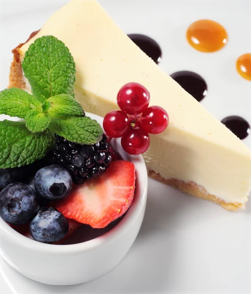 Сырный торт со свежими ягодами — стоковое фото
