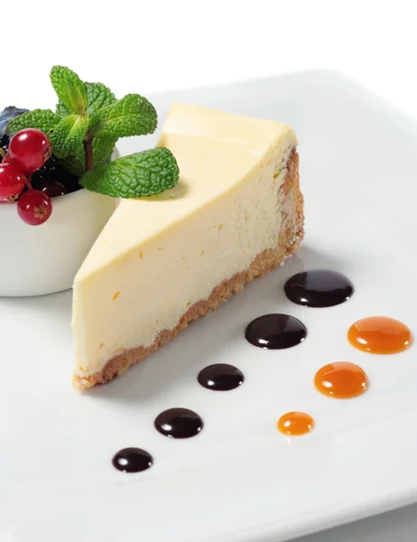 Cheesecake met verse bessen — Stockfoto