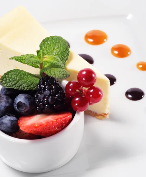 Сырный торт со свежими ягодами — стоковое фото