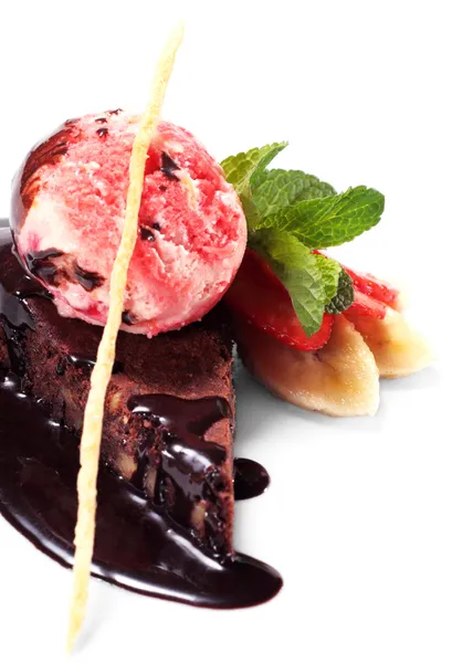 Torta al cioccolato con gelato alle bacche — Foto Stock