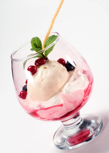 Postre - Helados y bayas frescas — Foto de Stock