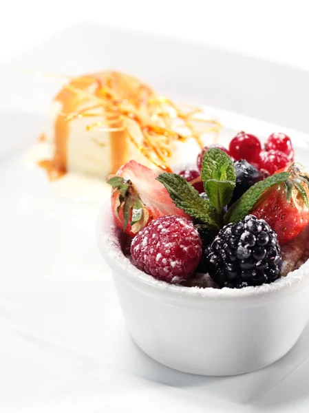 アイス クリームと新鮮な果実 — ストック写真