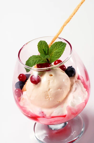 디저트-아이스 크림과 신선한 딸기 — 스톡 사진