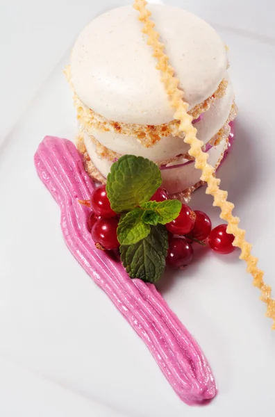 Dessert Meringa con ribes — Foto Stock