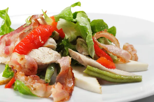 Salada com Carne Fina e Vegetais — Fotografia de Stock