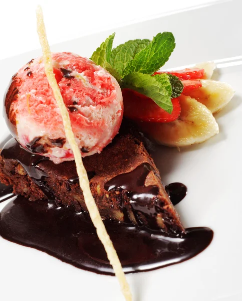 Pastel de chocolate negro con helado — Foto de Stock