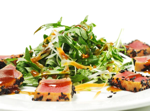 Salát s tuňákem a zeleninou list — Stock fotografie