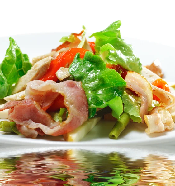 Salada de legumes com queijo e feijão — Fotografia de Stock