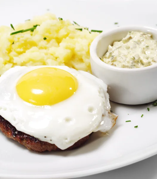 Bife de vaca com ovo frito — Fotografia de Stock