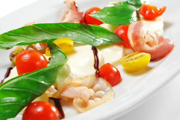 Salade - tomaten met mozzarella — Stockfoto