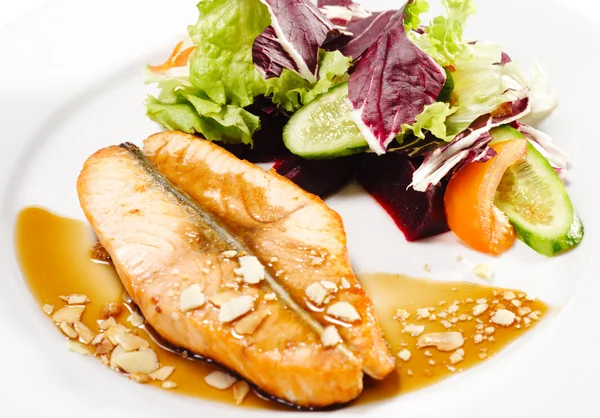 Platos de pescado caliente - Filete de salmón —  Fotos de Stock