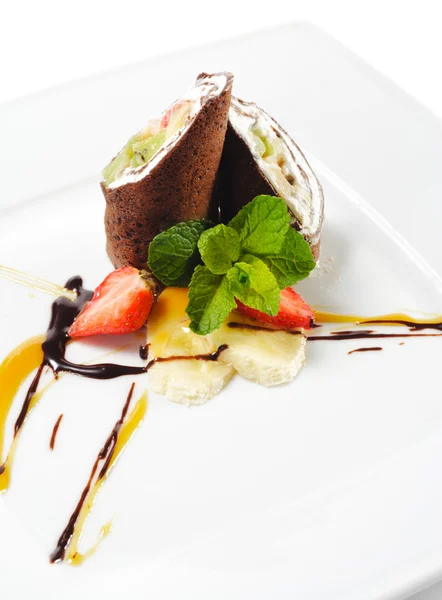 Postre - Panqueques de chocolate con frutas — Foto de Stock