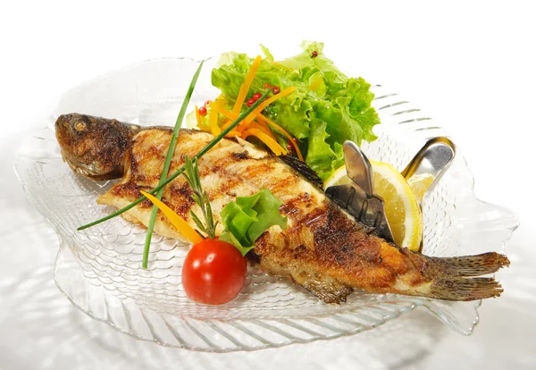 Fischgerichte - gegrillte Forellen — Stockfoto