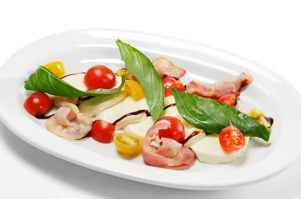 Salade - tomaten met mozzarella — Stockfoto