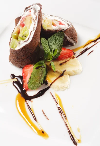 Dessert - Pancake al cioccolato con frutta — Foto Stock