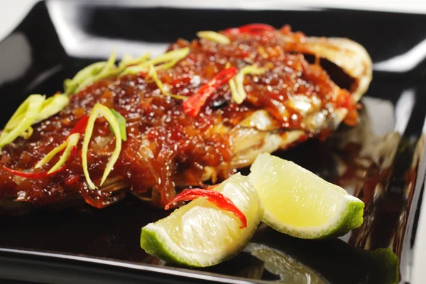 Thaise gerechten - gegrilde dorado — Stockfoto