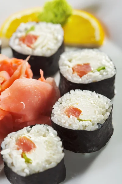 Gerookte tonijn maki sushi — Stockfoto