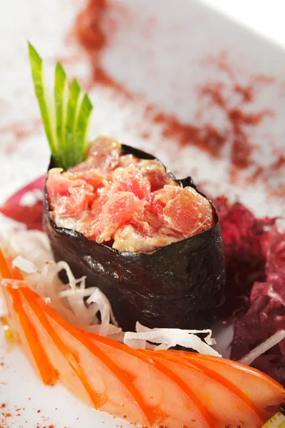 Würziges Thunfisch-Gunkan-Sushi — Stockfoto