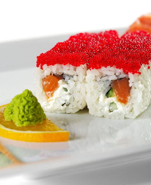 Salmão e Tobiko Maki Sushi — Fotografia de Stock
