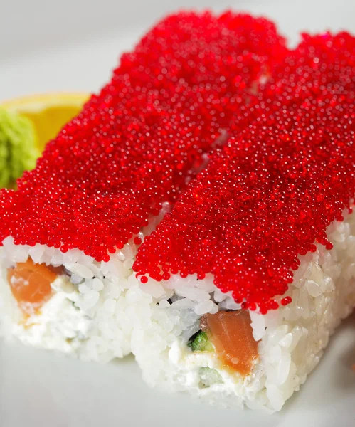 Somon ve tobiko maki sushi — Stok fotoğraf