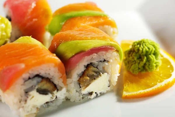 Gökkuşağı Maki sushi - roll — Stok fotoğraf