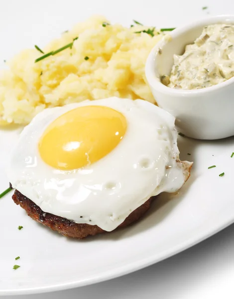 Bife de vaca com ovo frito — Fotografia de Stock