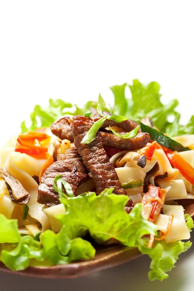 Macarrão com carne bovina e legumes — Fotografia de Stock