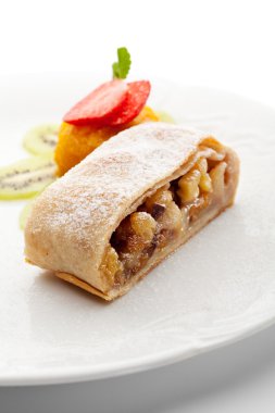 tatlı - elma strudel servis ile dondurma meyveler