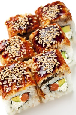 somon ve füme yılan balığı maki sushi