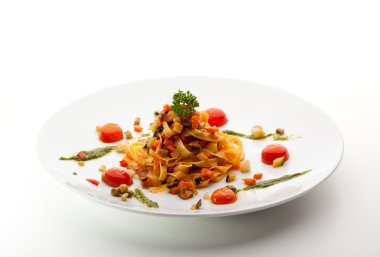 Vejetaryen Tagliatelle ve vişneli domates sosu.