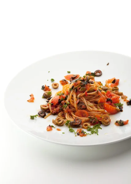 Espaguetis vegetarianos con verduras, aceitunas y salsa de tomate — Foto de Stock
