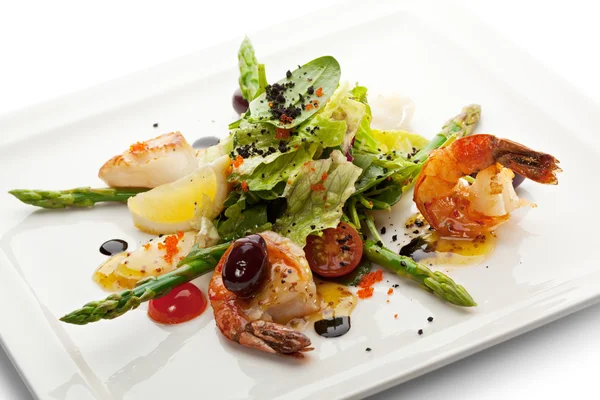 Fried Seafood Salad with Lemon Slice and Asparagus — Stock Photo, Image