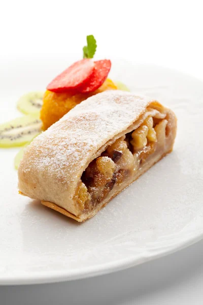 Dessert - Strudel di mele servito con gelato alla frutta — Foto Stock